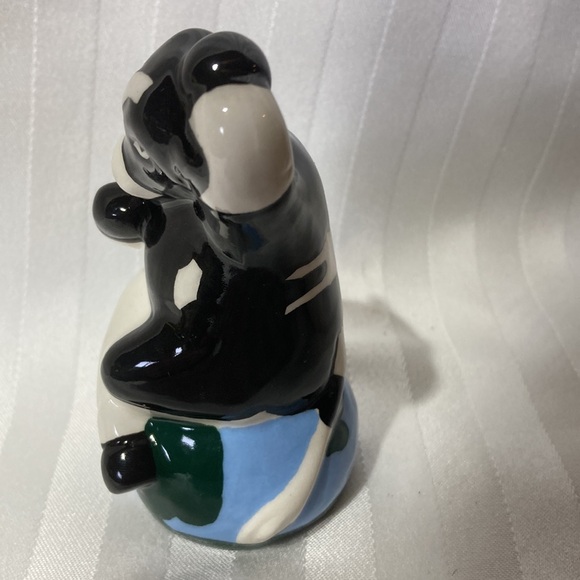 Vintage 1991 The Cow Jumped Over The Moon Salt and Pepper Shakers - Picture 6 of 13